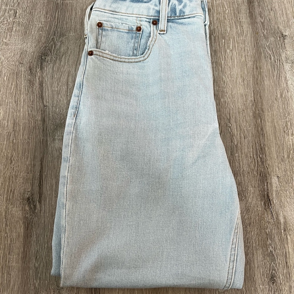 Abercrombie high rise The Mom Jean size 4